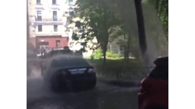 Появилось видео мощного прорыва трубы в переулке Гривцова