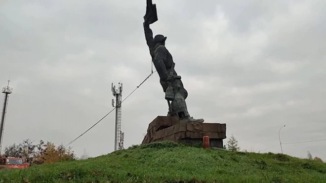 В Ужгороде снесли памятник "Украина - освободителям"