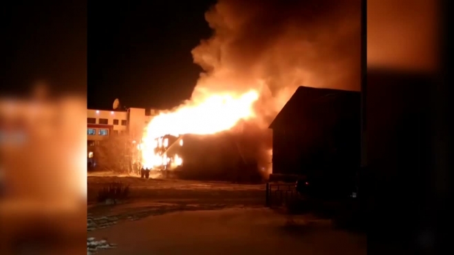Горячее видео: Жилой дом сгорел за считанные минуты в Новом Уренгое