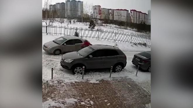 В Новосибирске водитель наехал на маму с коляской