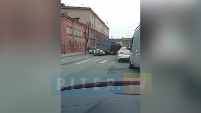 Видео: на улице Степана Разина грузовик завалился на иномарки