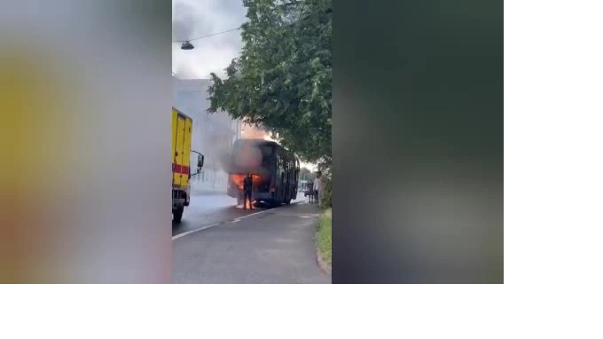 Огонь охватил туристический автобус на Днепропетровской улице 