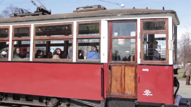 Петербуржцы окунулись в атмосферу блокадного Ленинграда, прокатившись на военных трамваях