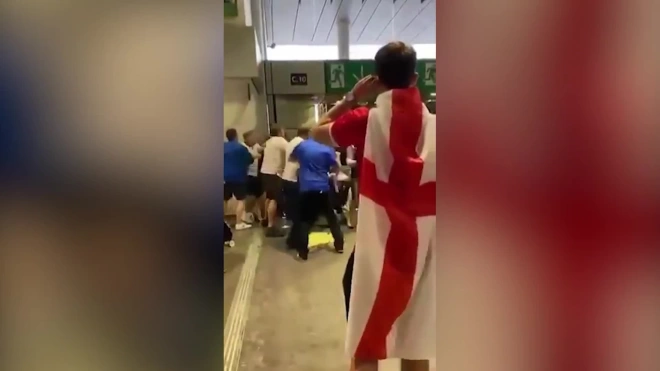 Фанаты сборной Англии напали на итальянских болельщиков после чемпионата Евро по футболу  