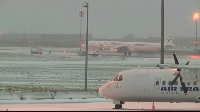 Во Франции лед сковал аэропорт