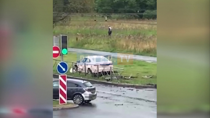 На севере Петербурга автомобиль вылетел за металлическое ограждение
