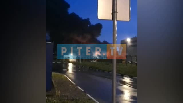 На Софийской улице крупный пожар: обрушилась кровля склада