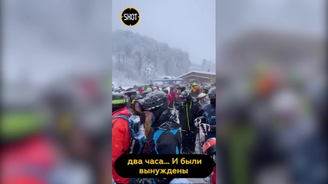 Из-за закрытия многих трасс на горнолыжном курорте в Сочи образовалась гигантская очередь 