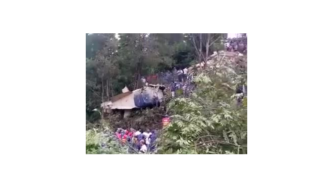 Видео с места крушения самолета с туристами в Непале