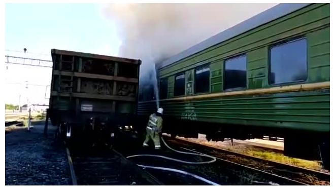 Появилось видео горящего пассажирского вагона в Астрахани