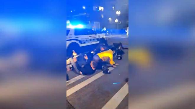 Видео: полицейский автомобиль протаранил толпу в американском городе Такома