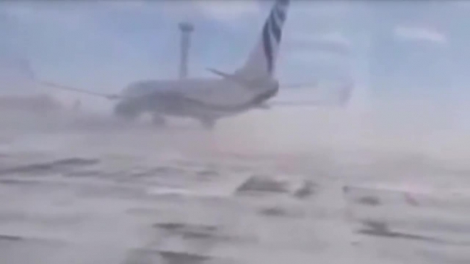 Россиян шокировало видео, где ветер сносит Boeing в аэропорту Норильска