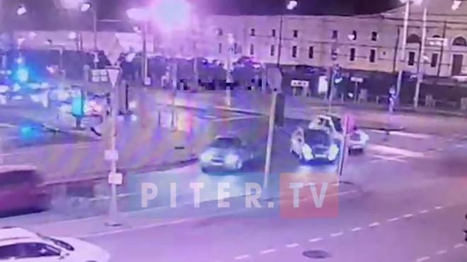 Машина такси задела иномарку и сбила светофор у Балтийского вокзала