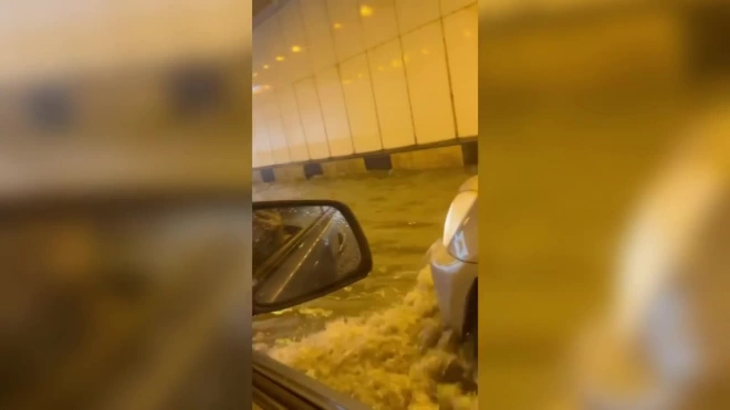 Вечерний проливной дождь подтопил улицы Петербурга