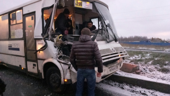 Фото с места событий: Фура оторвала переднюю часть корпуса маршрутки на Софийской улице