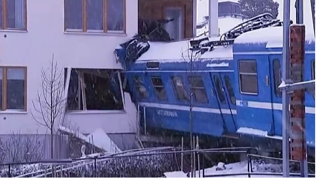 Уборщица угнала поезд и врезалась в жилой дом