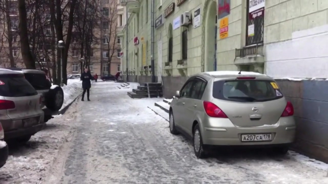 Петербуржец заснял на видео уборку сосулек и побитые авто