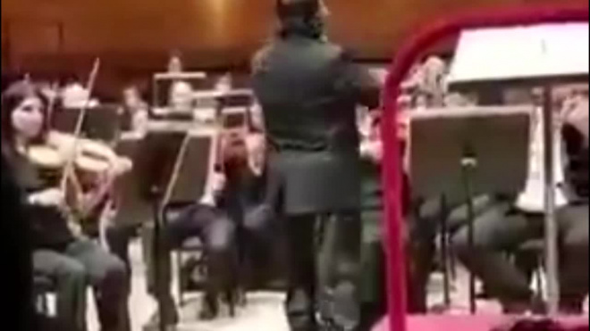 У всемирноизвестного китайского дирижера упали штаны на концерте