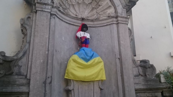 Статуя "Писающего мальчика" в Брюсселе мочится на украинский флаг