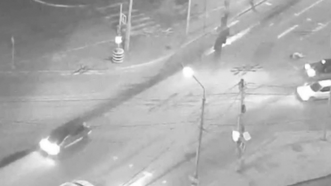 Жуткое видео из Красноярска: водитель на внедорожнике переехал пешехода и скрылся