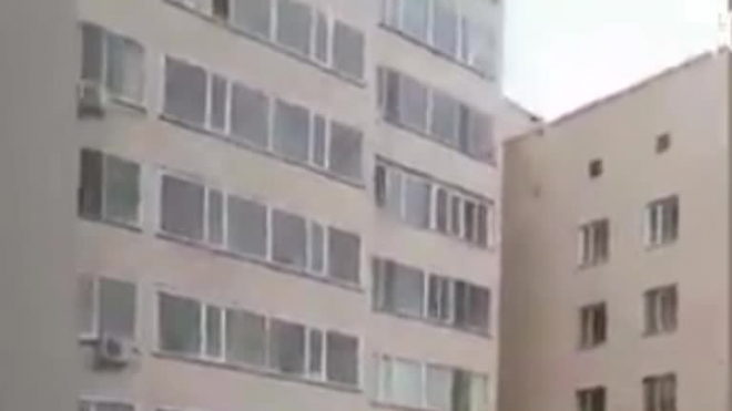 Житель Астаны поймал ребенка, который выпал с 10 этажа