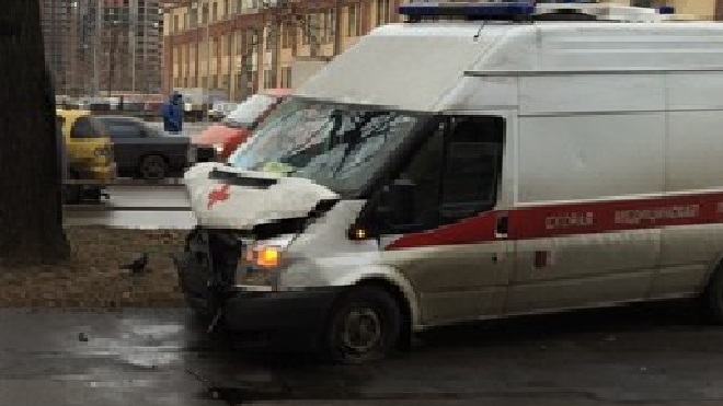 Скорая помощь вылетела на тротуар и сбила пешехода на Белоостровской
