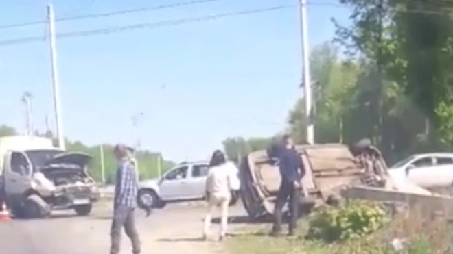 Страшное видео из Пензы: грузовик протаранил легковушку