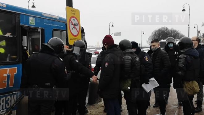 К Сенатской площади подогнали второй автобус для задержанных