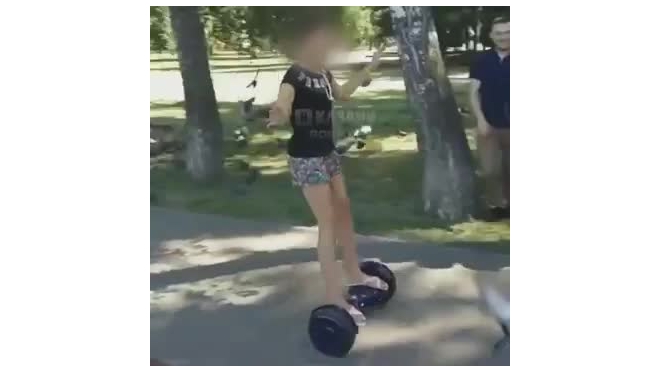 Появилось видео, как в Казани девочка на гироскутере давит голубей