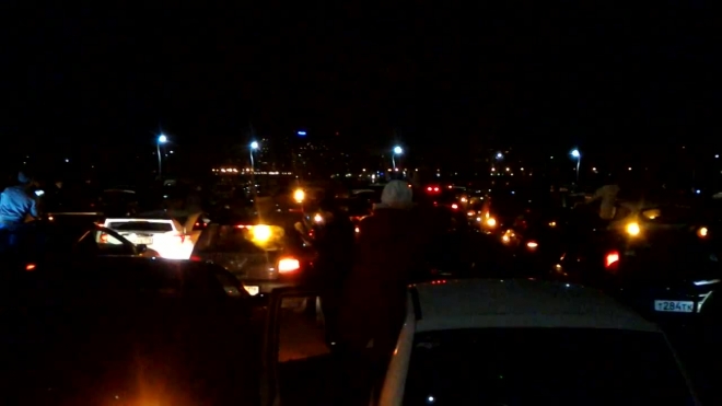 Видео: Автоёлка в Петербурге стала самой большой в России