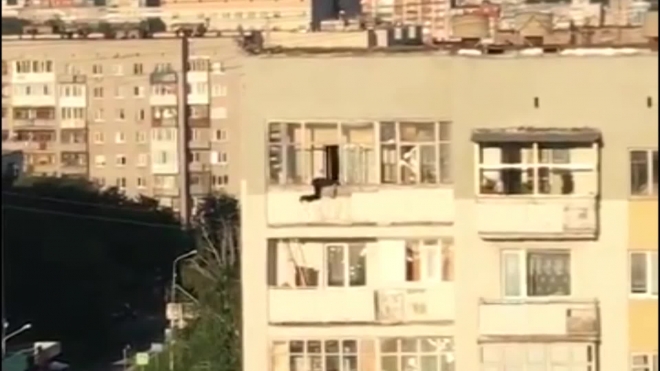 Странные кадры из Уфы: Очевидец снял прогулки мужчины по карнизу 9 этажа