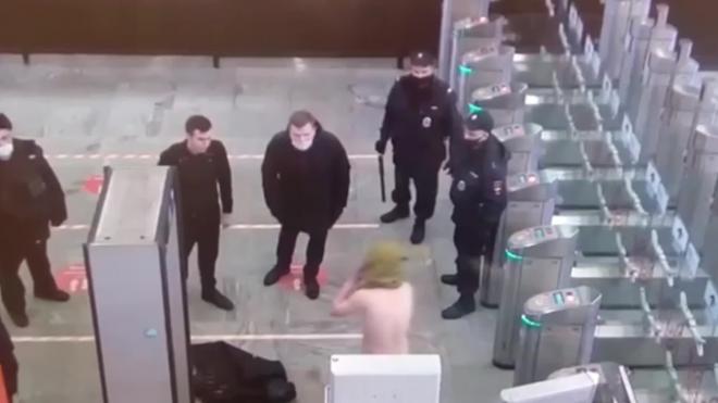 На станции московского метро задержали мужчину при попытке совершить суицид