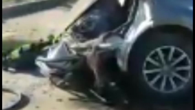 Видео из Москвы: В результате ДТП машину разорвало на две части и раскидало по дороге