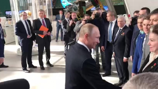 Владимир Путин поздравил космонавтов с праздником в павильоне "Космос" на ВДНХ