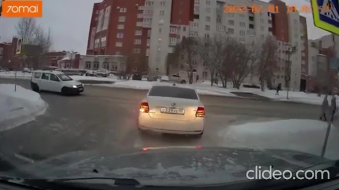 В Омске водитель устроил ДТП, чтобы спасти пешеходов