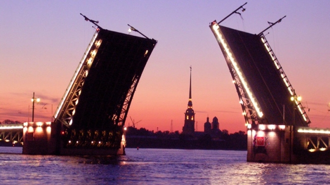 Дворцовый мост закрывают. Петербург готовится к транспортной блокаде