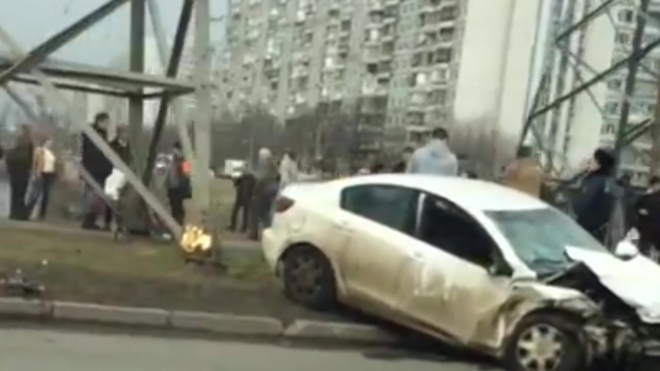 Ужасающее видео из Москвы: после ДТП одна легковушка рухнула в пруд