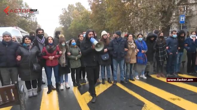 Оппозиция перекрывает улицы Еревана с требованием отставки Пашиняна