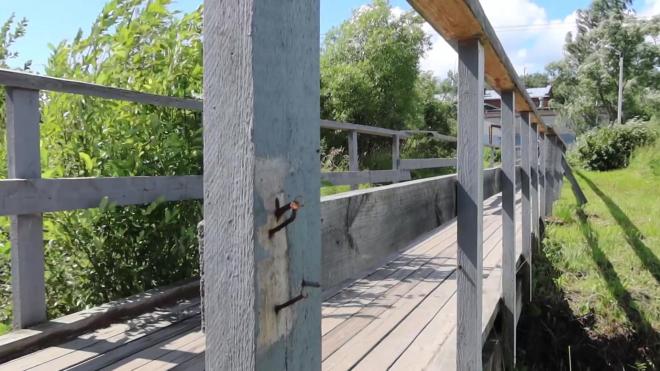 Ветхий мостик отделяет жителей ЖК в Петергофе от цивилизации