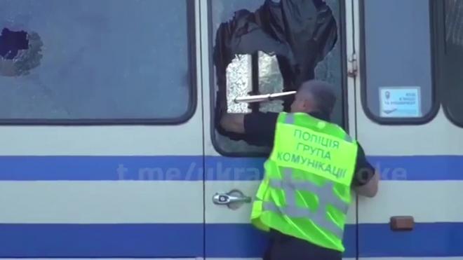 Пролетевшая над головой полицейского пуля террориста в Луцке попала на видео
