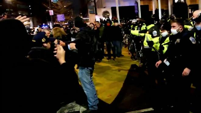В Вашингтоне произошли стычки с полицией на акциях сторонников Трампа