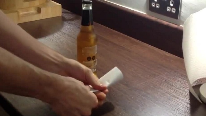 Видео "Как открыть пиво листом бумаги" стало хитом
