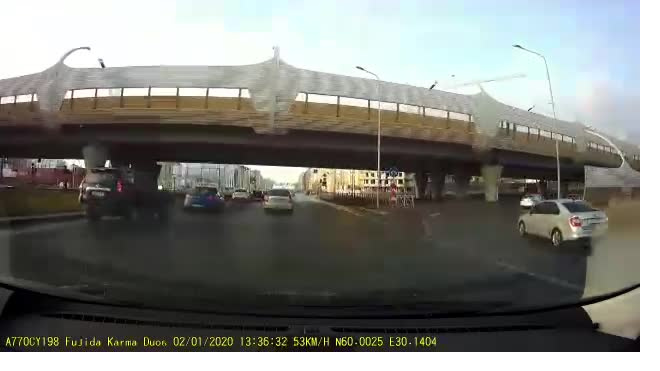 Видео: на Богатырском проспекте перевернулся мусоровоз 