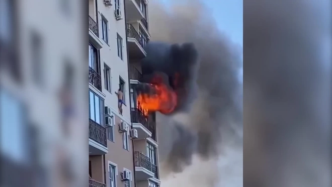 Мужчину, вышедшего на карниз из горящей квартиры в Анапе, спасли благодаря соседям
