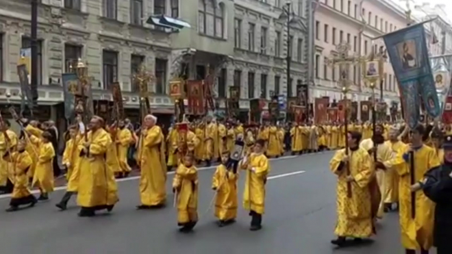 На Невском проспекте начался крестный ход: фото и видео
