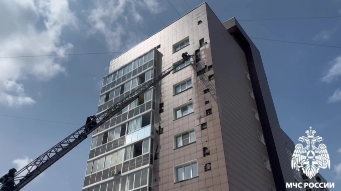 В Кемерово огнеборцы потушили пожар и спасли жильцов