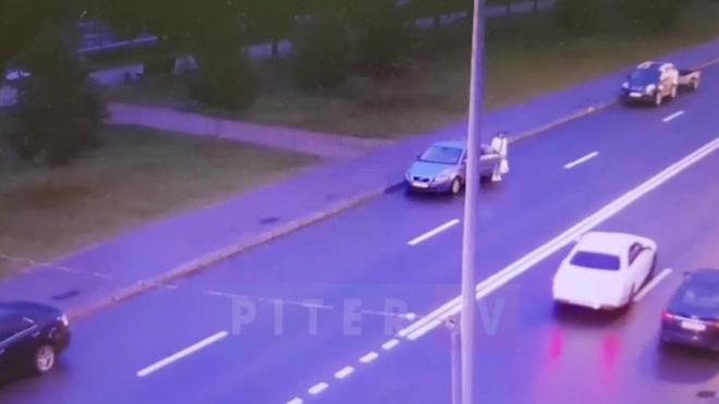 Кража "Тойоты" за 1,3 млн рублей на Новосмоленской набережной попала на видео