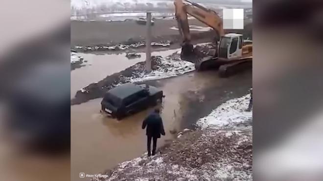 В Екатеринбурге автомобили начали тонуть под железнодорожным мостом