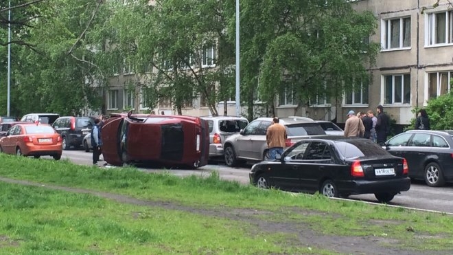 Петербурженка в красном Suzuki устроила страшное ДТП на Ветеранов, перевернув машину с ребенком в салоне