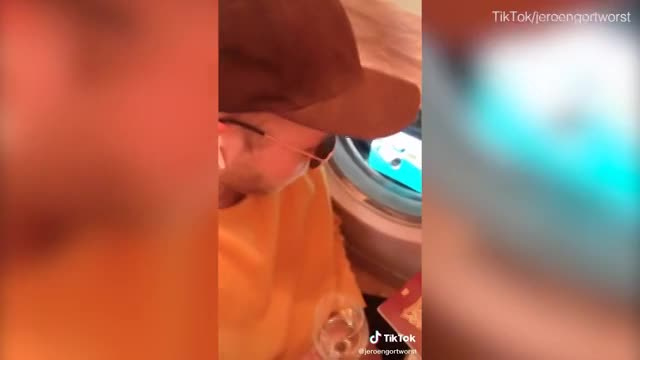 Видео: голландец сымитировал полет в бизнес-классе самолета в собственной ванной
